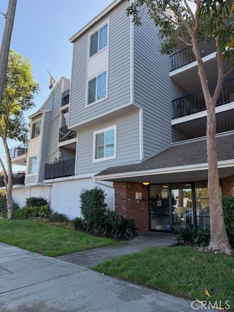 2500 East 4th Street, Unit 203 Long Beach, CA 90814 - Photo 3 of 35 a front view of a house with garden