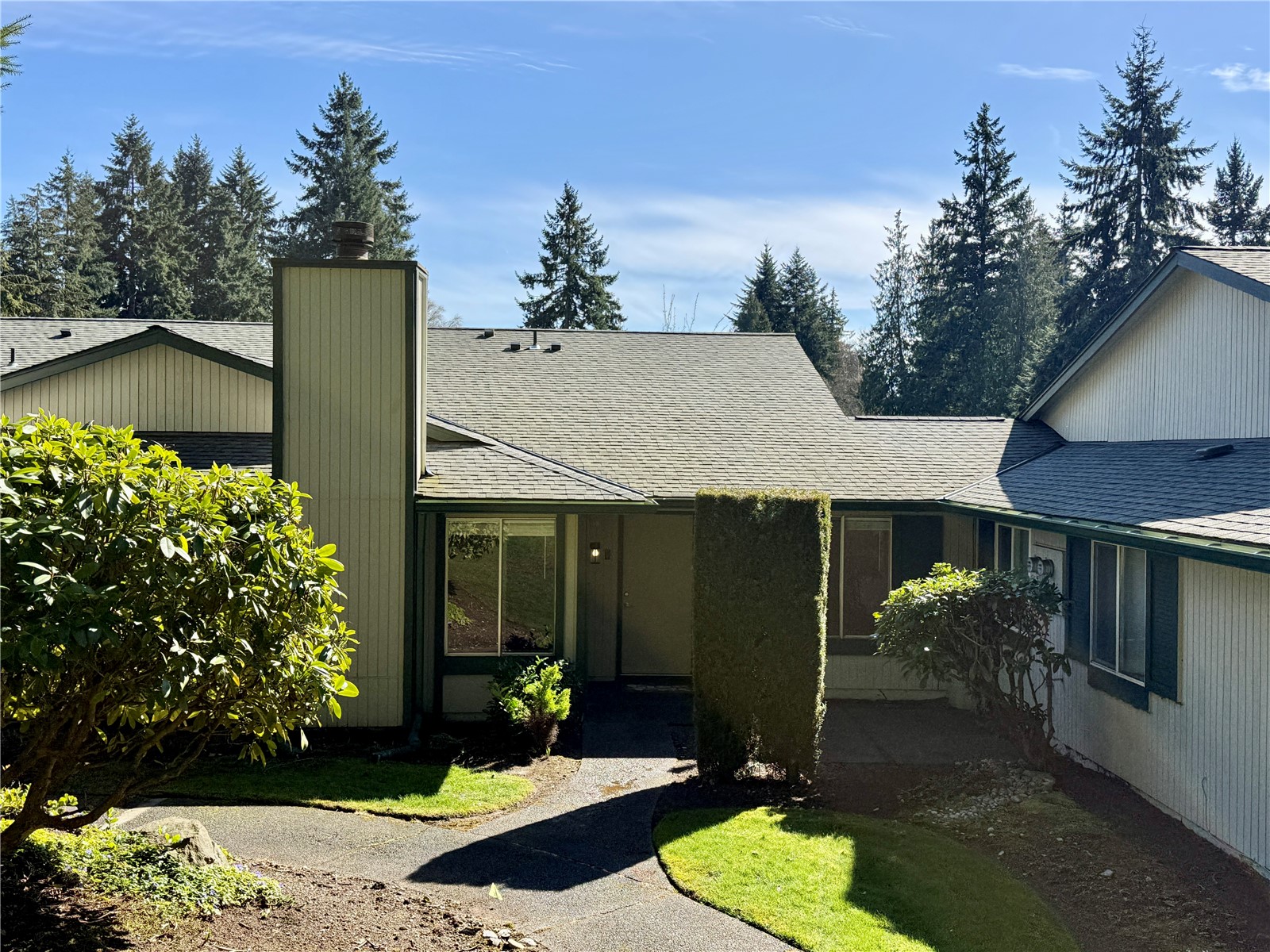 526 South 323rd Place, Unit 11F Federal Way, WA 98003 - Photo 2 of 24 a front view of a house with a yard