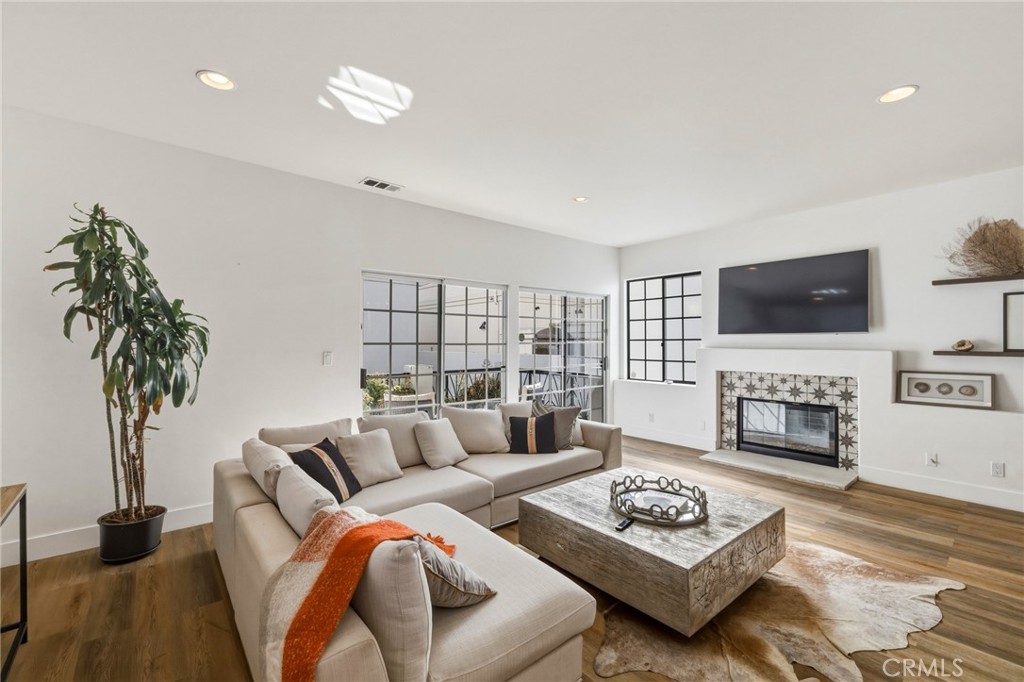 716 North Lucia Avenue, Unit B Redondo Beach, CA 90277 - Photo 4 of 52