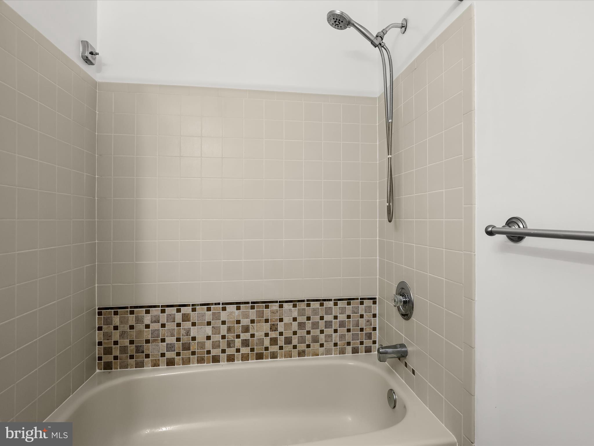 7517 Weather Worn Way, Unit A Columbia, MD 21046 - Photo 17 of 27 a bathroom with a bathtub