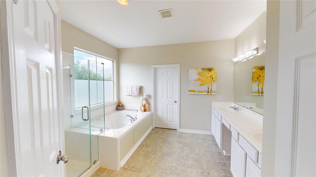 1747 Ivy Lane Carrollton, TX 75007 - Photo 14 of 21 a bathroom with a tub sink and mirror