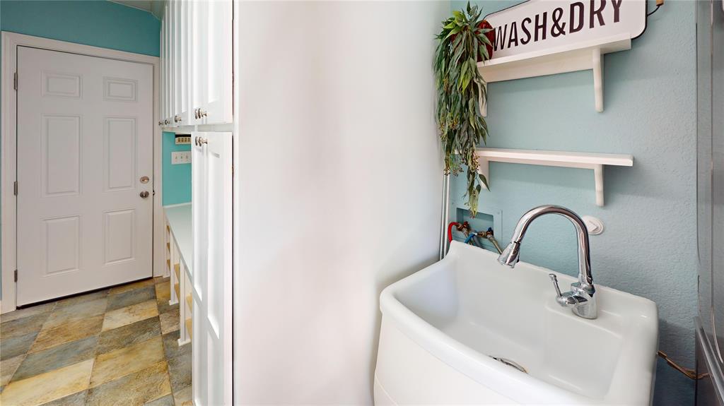 1747 Ivy Lane Carrollton, TX 75007 - Photo 20 of 21 a bathroom with a sink
