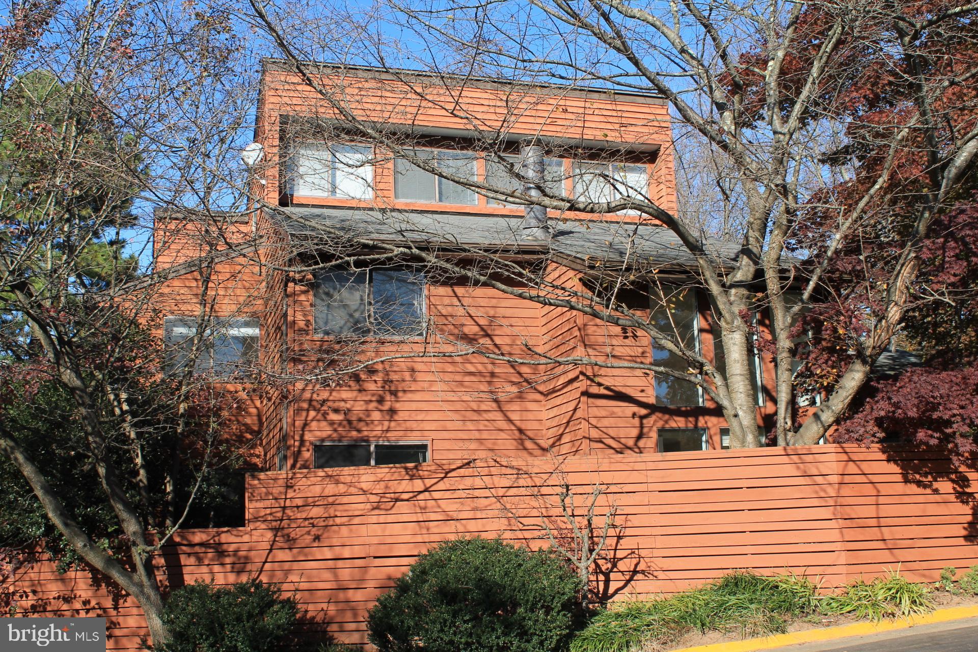 2100 South Bay Lane Reston, VA 20191 - Photo 2 of 43 Fabulous Gorgeous Three-level Reston Contemporary