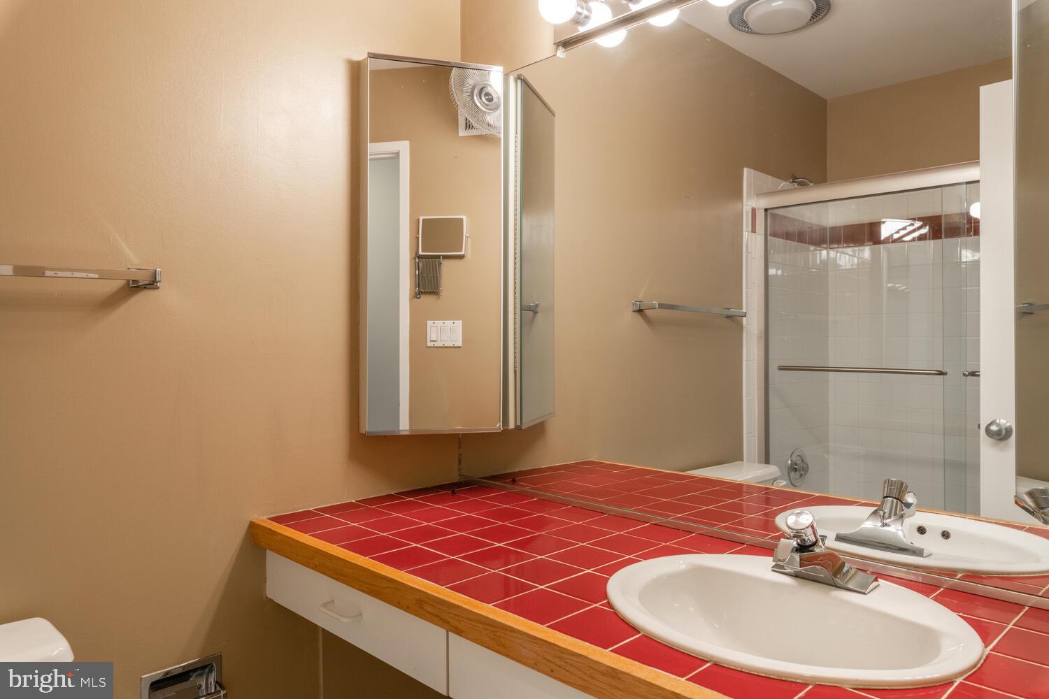 2100 South Bay Lane Reston, VA 20191 - Photo 29 of 43 Upper Level Hall Bath