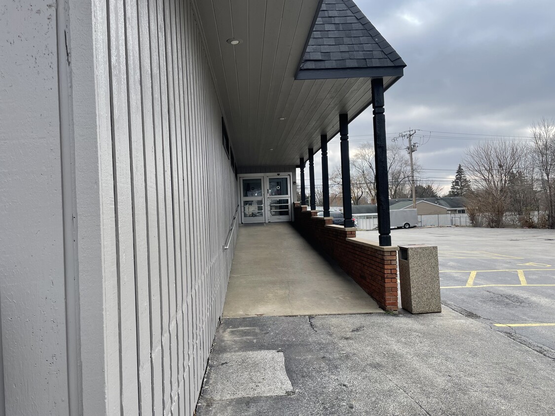 500 West Indiana Avenue Beecher, IL 60401 - Photo 2 of 3 a view of entryway