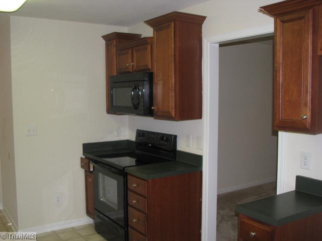 3295 High Cliffs Road Pfafftown, NC 27040 - Photo 5 of 13 Kitchen.