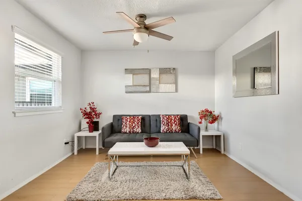 $1,400 | 2401 Manor Road, Unit 209, Austin, TX 78722