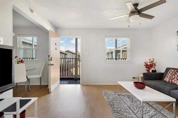 $1,400 | 2401 Manor Road, Unit 209, Austin, TX 78722