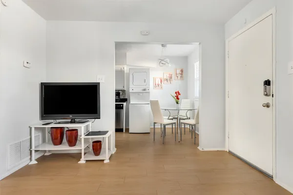 $1,400 | 2401 Manor Road, Unit 209, Austin, TX 78722
