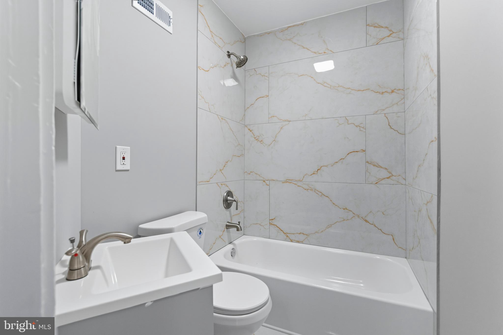 809 East Pontiac Avenue Baltimore, MD 21225 - Photo 21 of 36 a bathroom with a sink toilet and bathtub