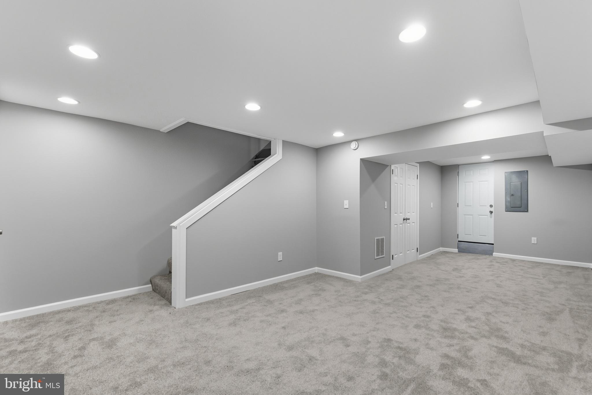 809 East Pontiac Avenue Baltimore, MD 21225 - Photo 28 of 36 an empty room with windows