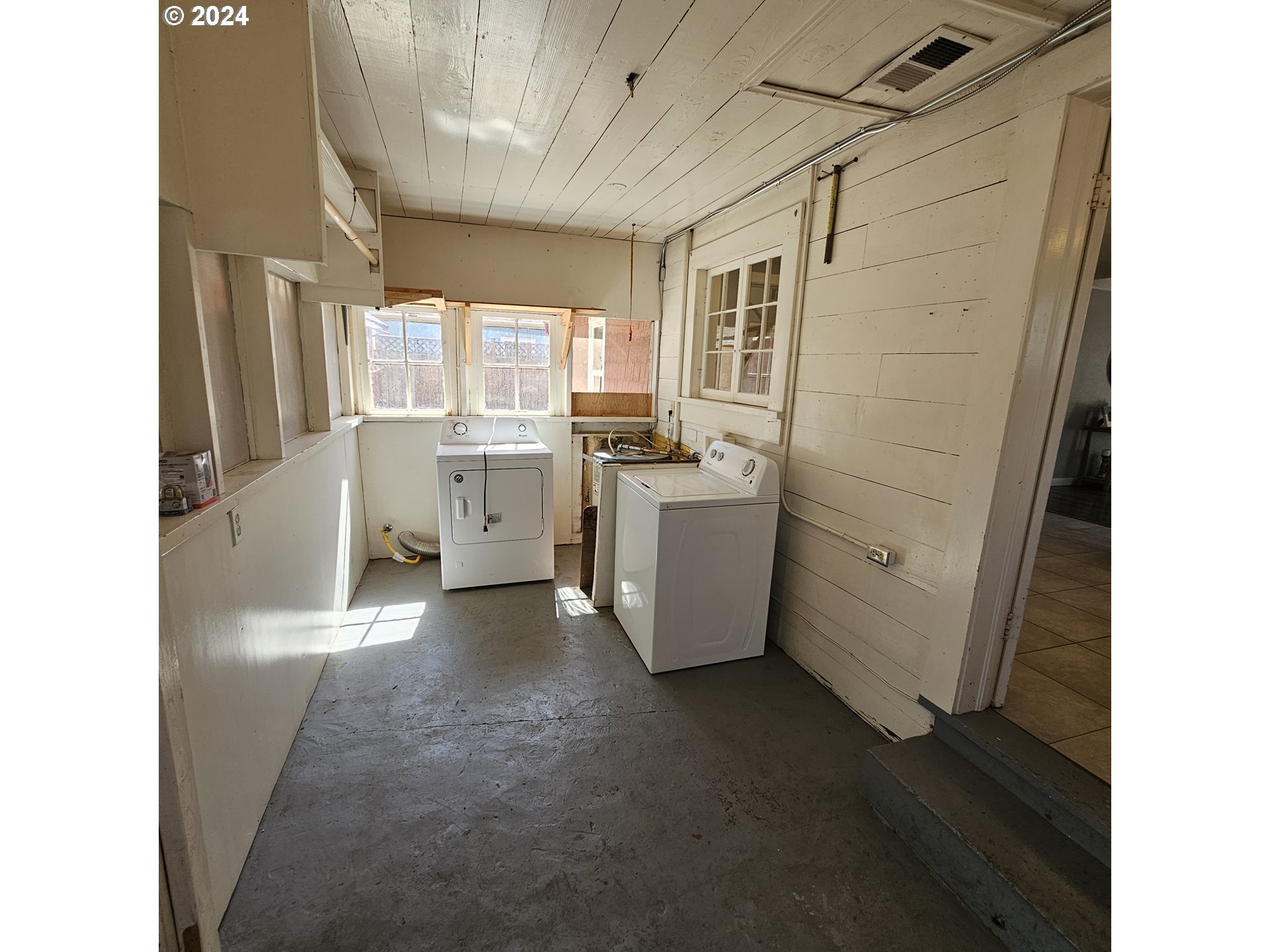 91019 South Coleman Street Eugene, OR 97408 - Photo 19 of 29 a view of living room with furniture and washer dryer