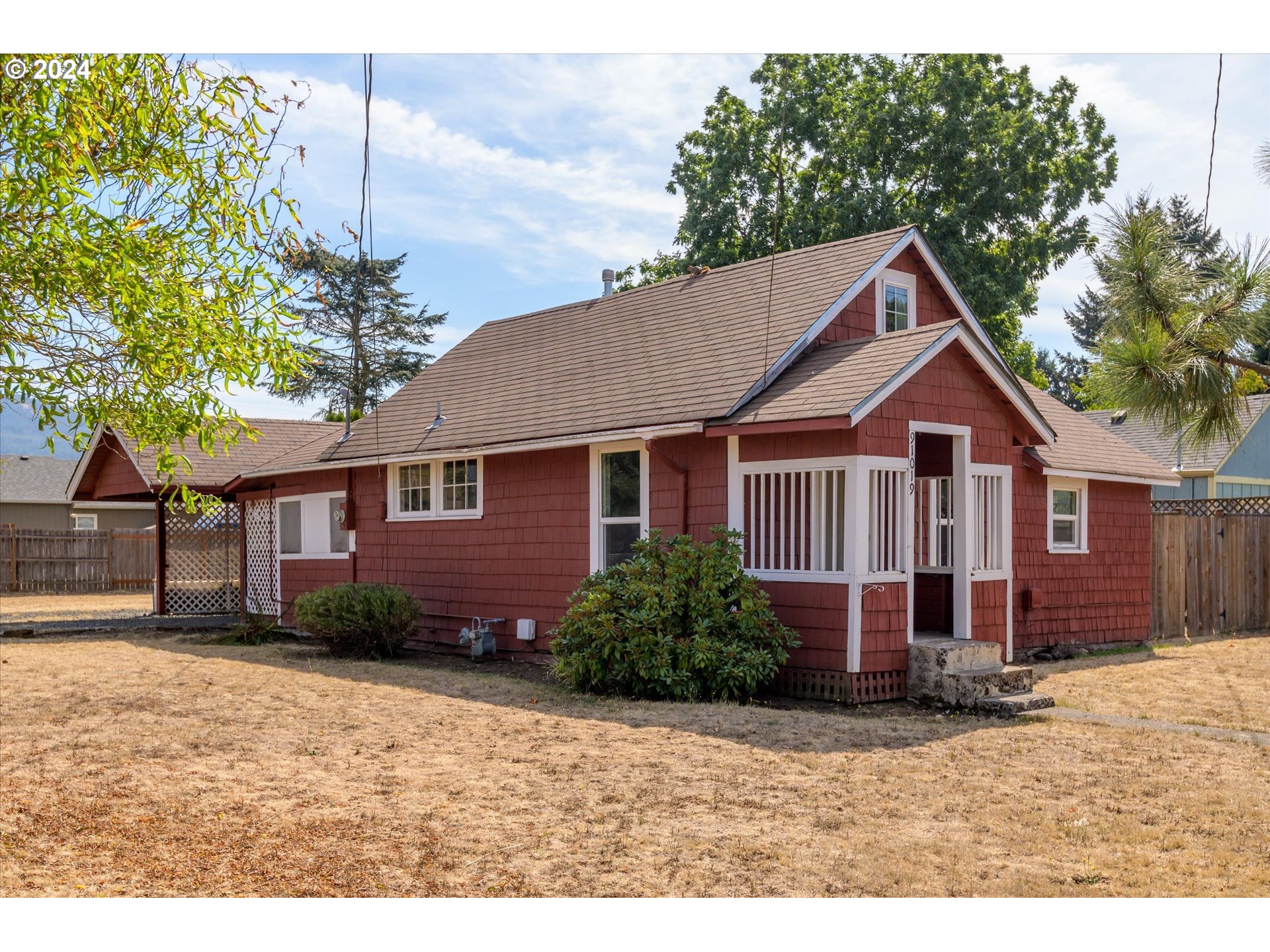 91019 South Coleman Street Eugene, OR 97408 - Photo 2 of 29 a front view of a house with garden