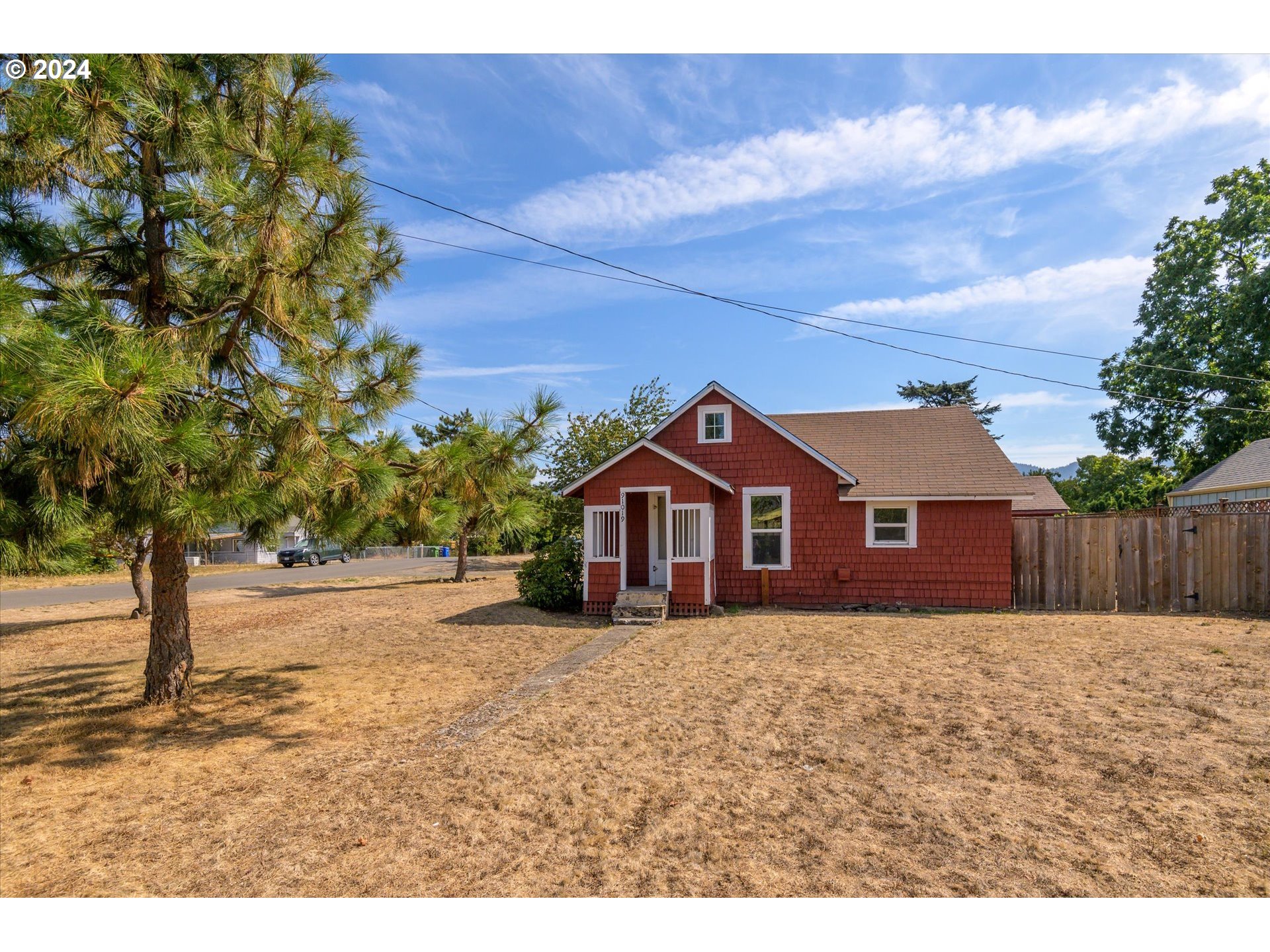 91019 South Coleman Street Eugene, OR 97408 - Photo 23 of 29 a front view of a house with a yard