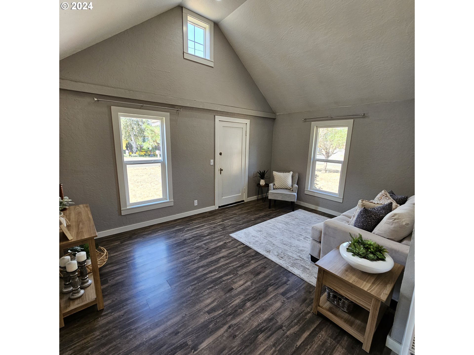 91019 South Coleman Street Eugene, OR 97408 - Photo 5 of 29 a living room with furniture and a window