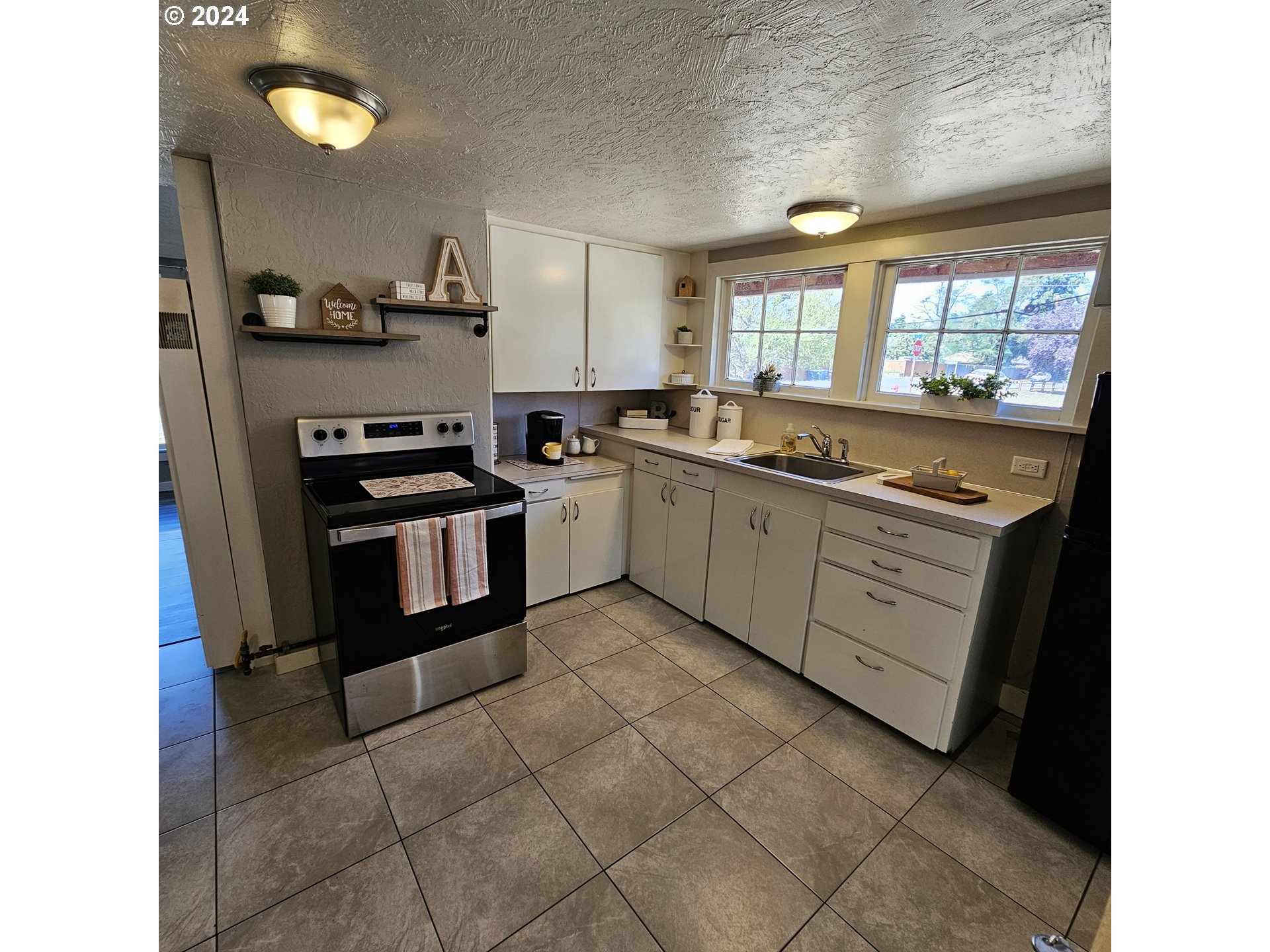 91019 South Coleman Street Eugene, OR 97408 - Photo 9 of 29 a kitchen with stainless steel appliances granite countertop a stove a sink and a refrigerator