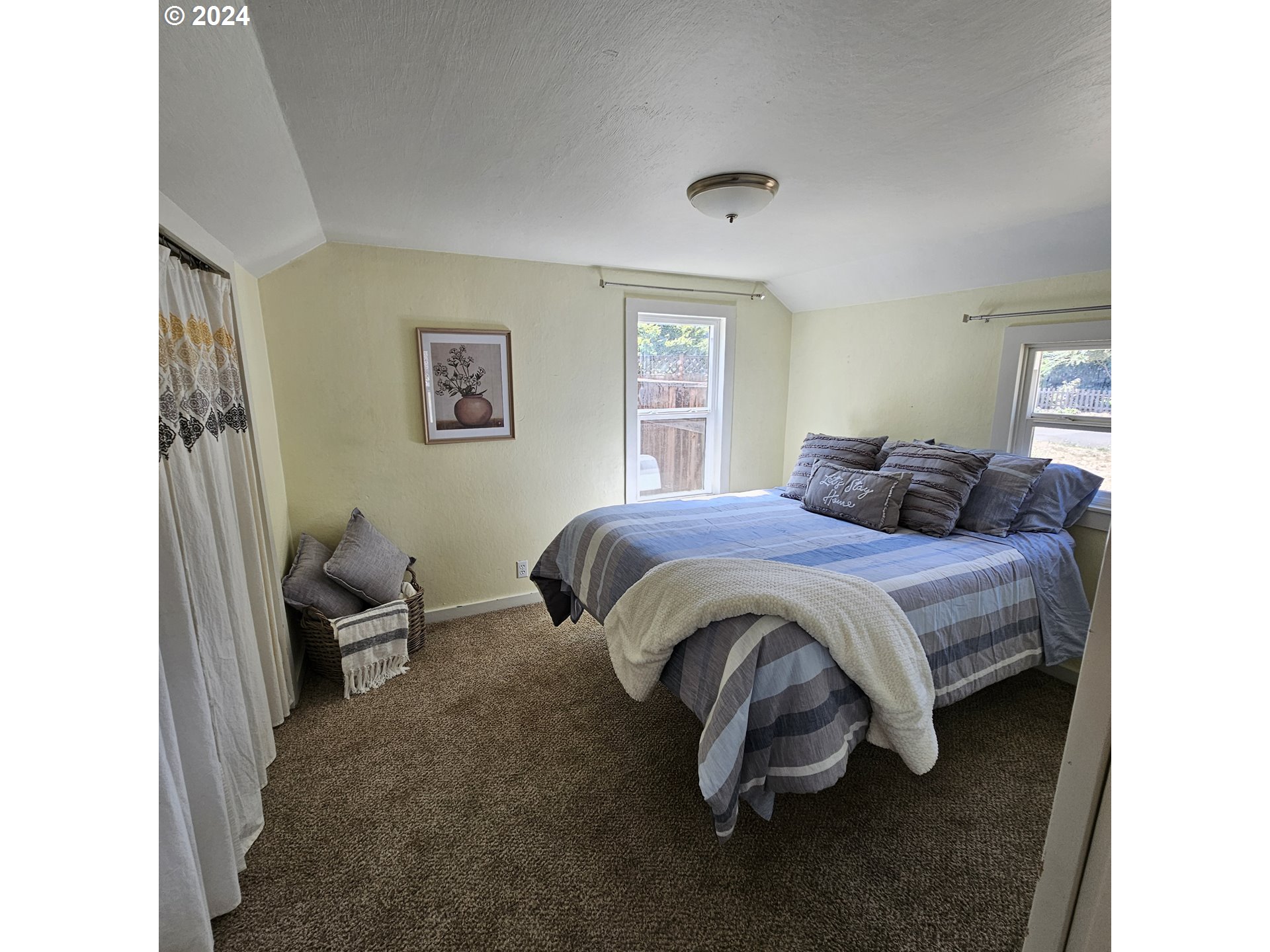 91019 South Coleman Street Eugene, OR 97408 - Photo 10 of 29 a bedroom with a bed and chair