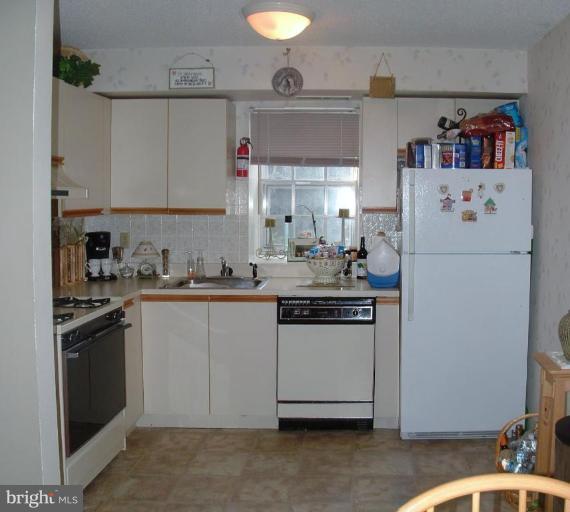 11916 J Tarragon Road, Unit J Reisterstown, MD 21136 - Photo 5 of 7 Kitchen
