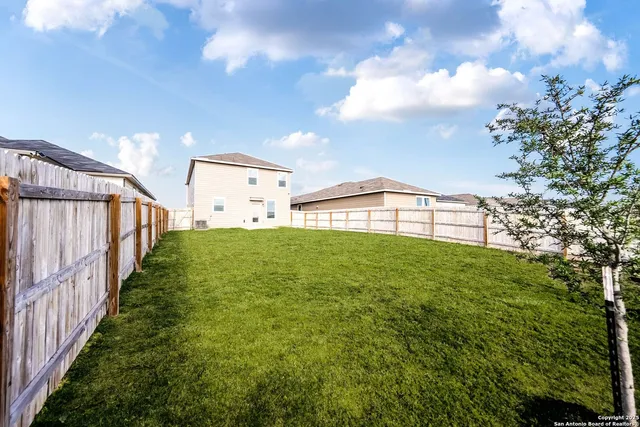 a view of a backyard