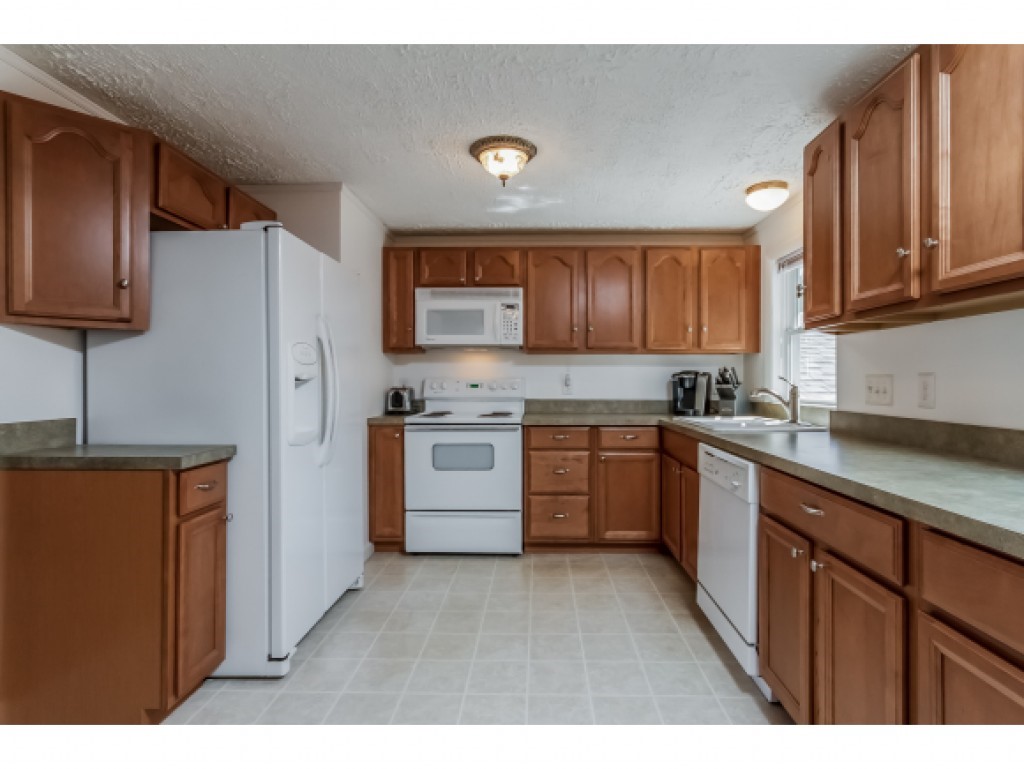 88 Harris Road Nashua, NH 03062 - Photo 3 of 36
