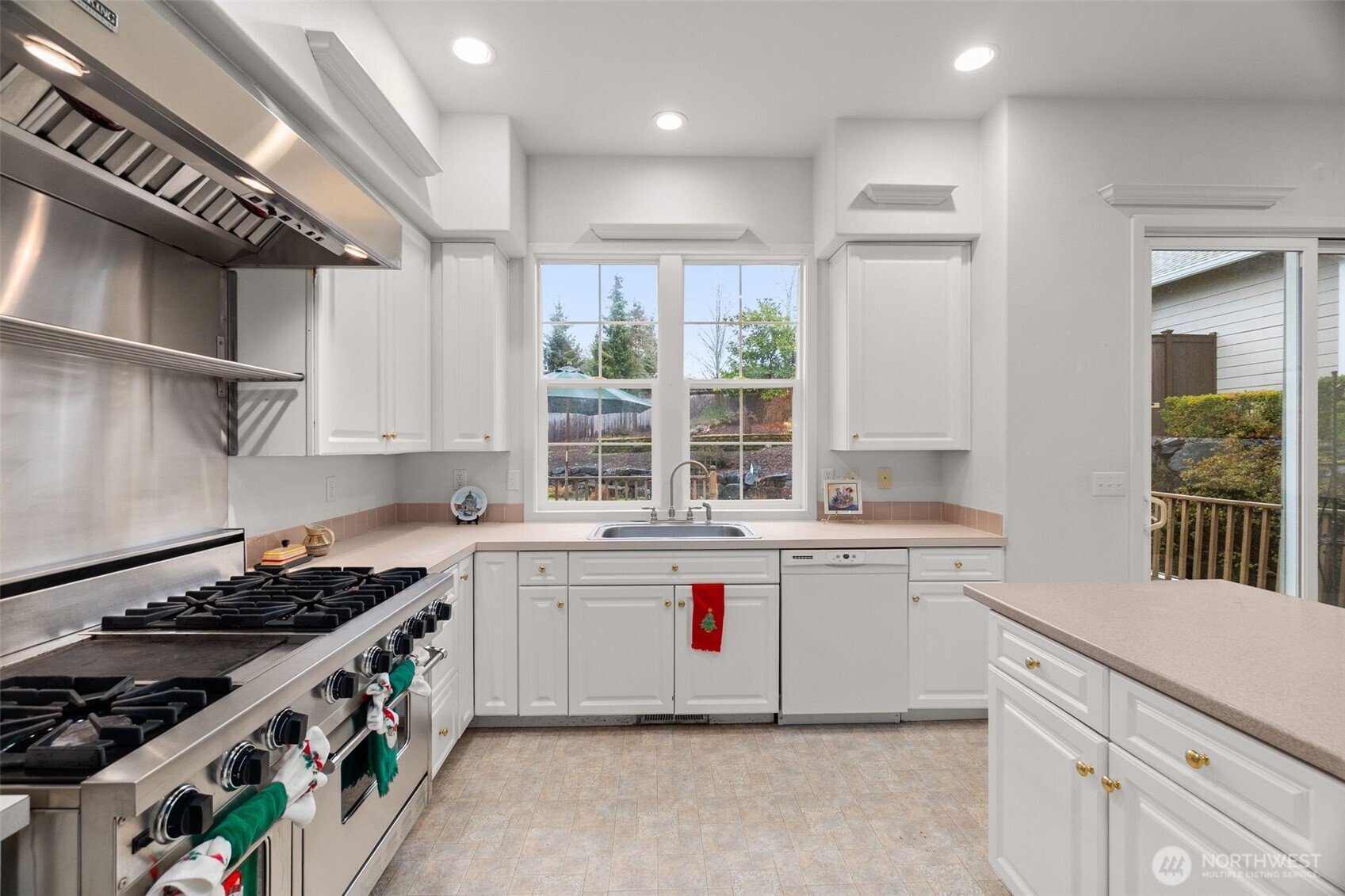 2312 Carnbee Court Southeast Lacey, WA 98513 - Photo 15 of 37 a kitchen with granite countertop a sink stove and cabinets