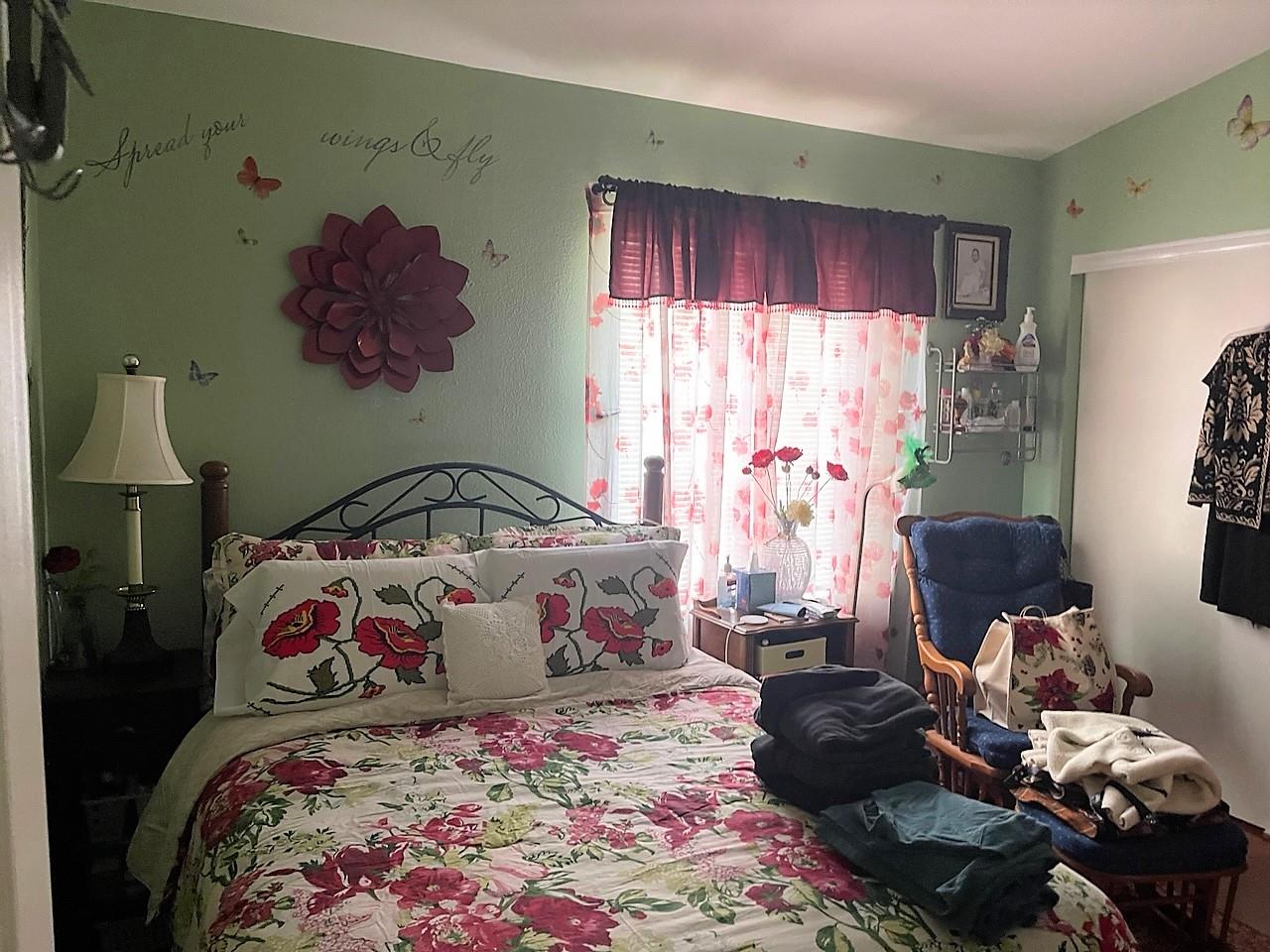 6130 Monterey Road, Unit 289 San Jose, CA 95138 - Photo 9 of 17 a bedroom with bed and a window