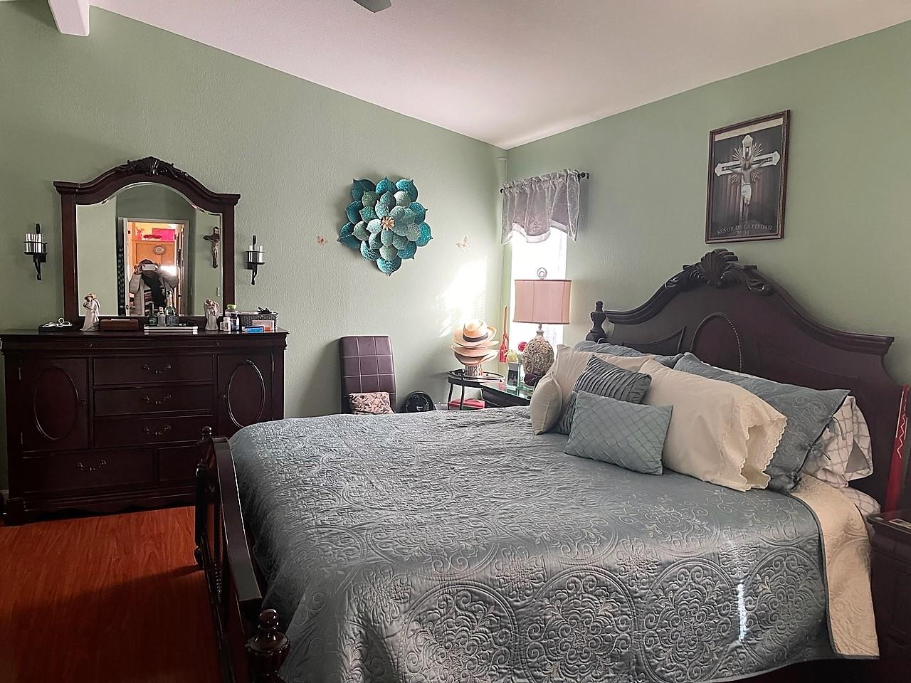 6130 Monterey Road, Unit 289 San Jose, CA 95138 - Photo 10 of 17 a bedroom with a bed and dresser