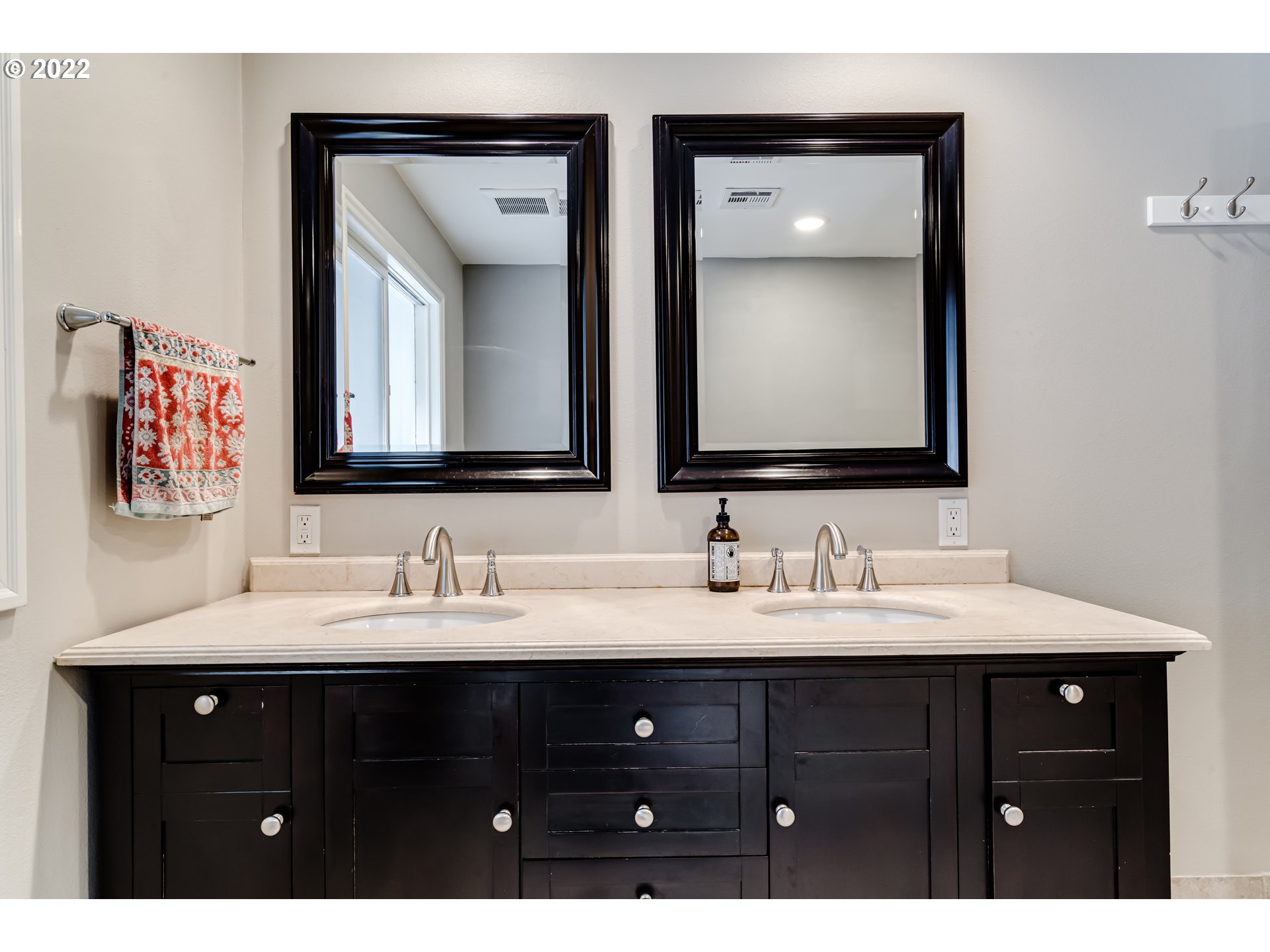 2655 Cresta De Ruta Street Eugene, OR 97403 - Photo 11 of 32 a bathroom with a double vanity sink and mirror