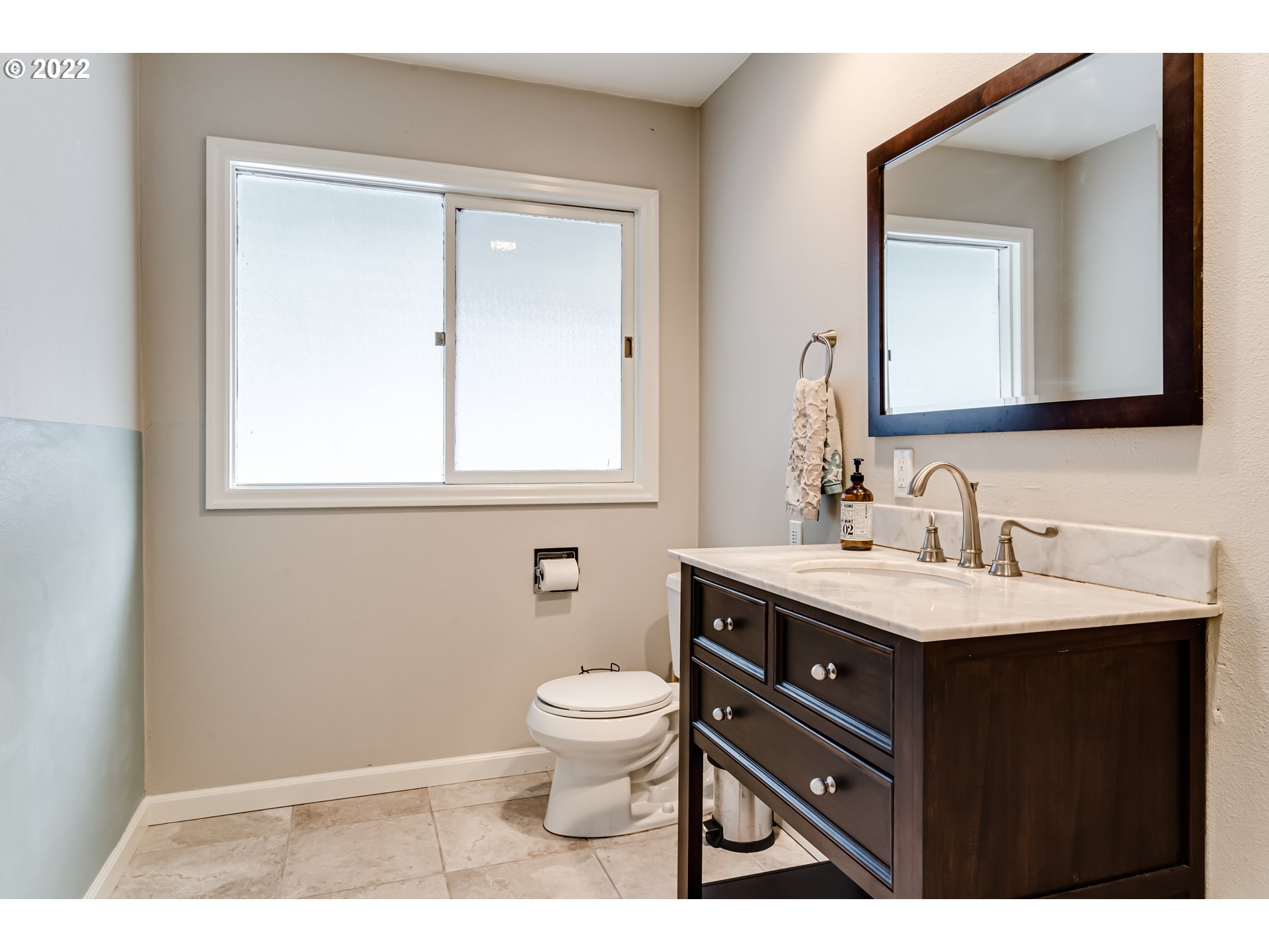2655 Cresta De Ruta Street Eugene, OR 97403 - Photo 12 of 32 a bathroom with a toilet sink vanity and mirror