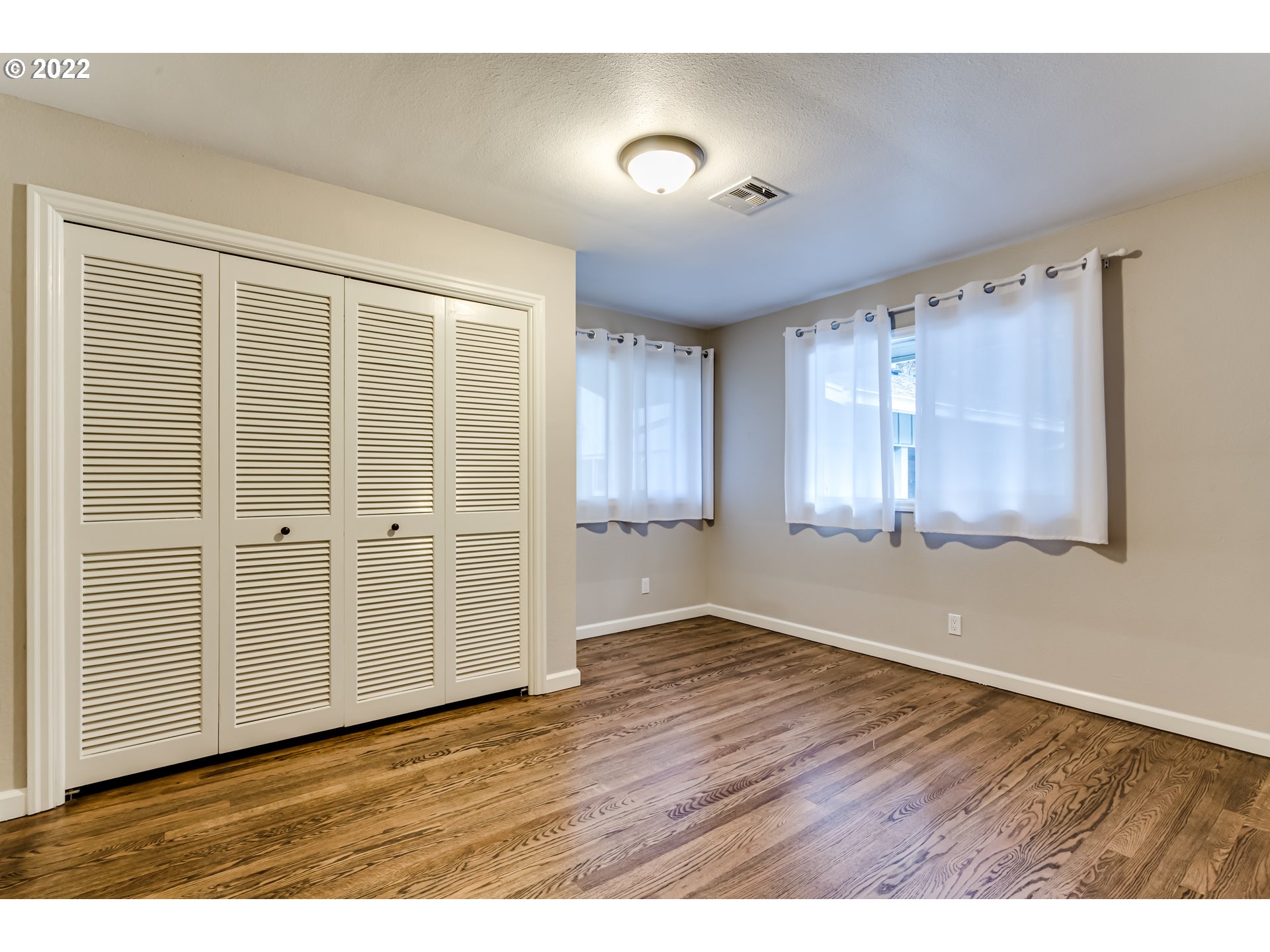 2655 Cresta De Ruta Street Eugene, OR 97403 - Photo 13 of 32 a view of an empty room with wooden floor and a window