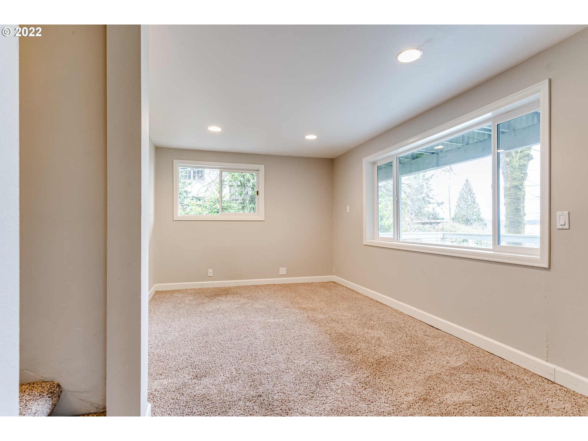 2655 Cresta De Ruta Street Eugene, OR 97403 - Photo 14 of 32 a view of an empty room with windows