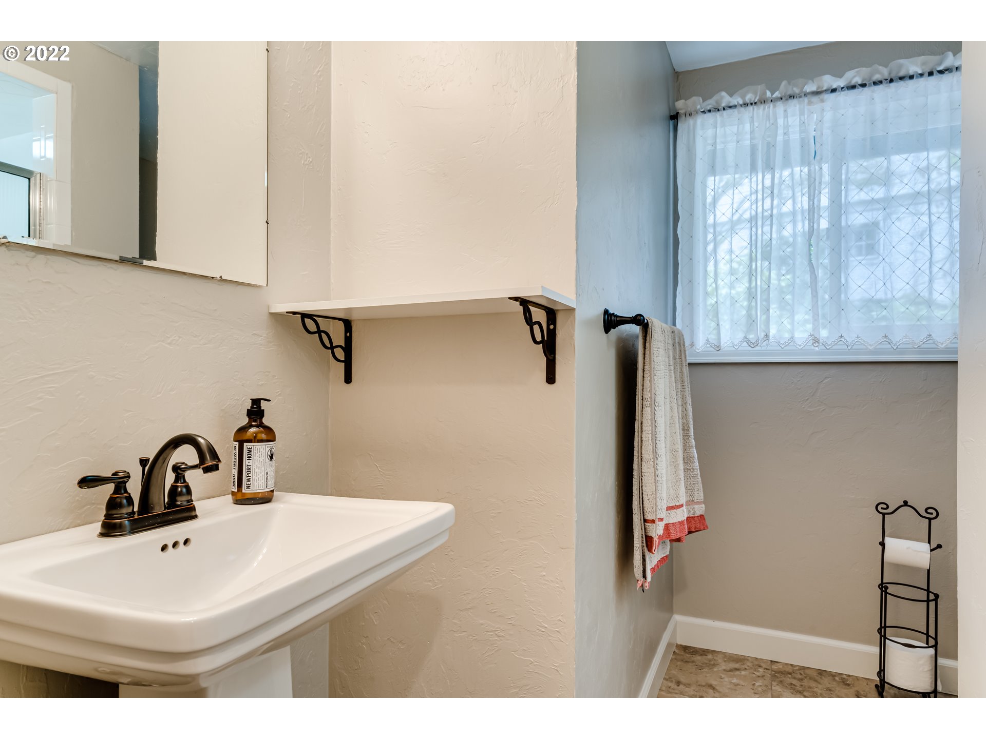 2655 Cresta De Ruta Street Eugene, OR 97403 - Photo 15 of 32 a bathroom with a sink and mirror