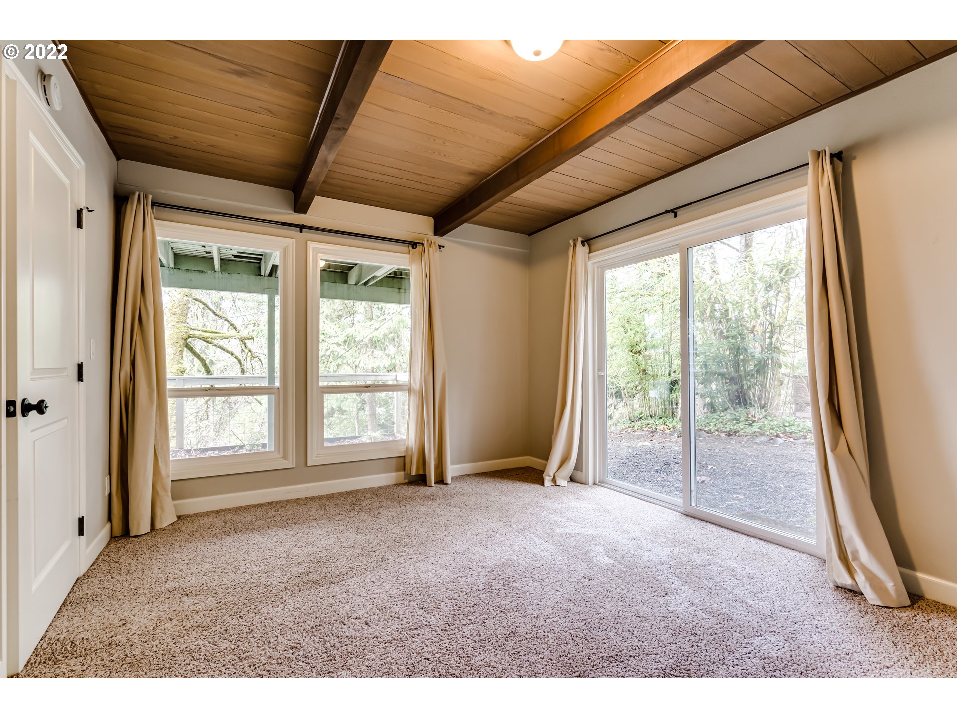 2655 Cresta De Ruta Street Eugene, OR 97403 - Photo 18 of 32 a big room with wooden floor and windows