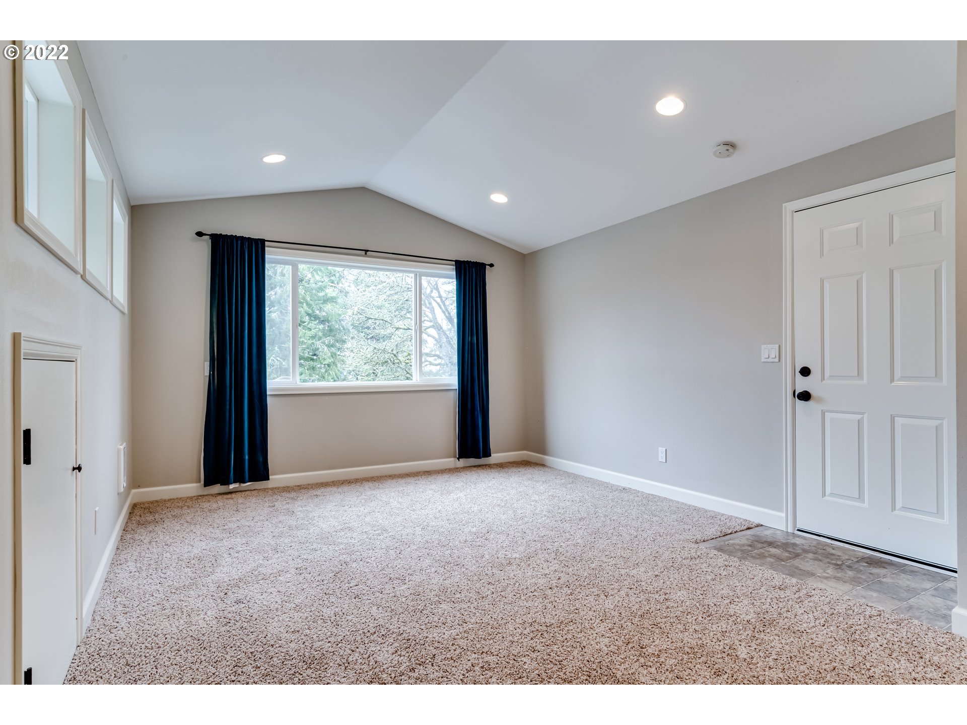2655 Cresta De Ruta Street Eugene, OR 97403 - Photo 20 of 32 a view of empty room with front door