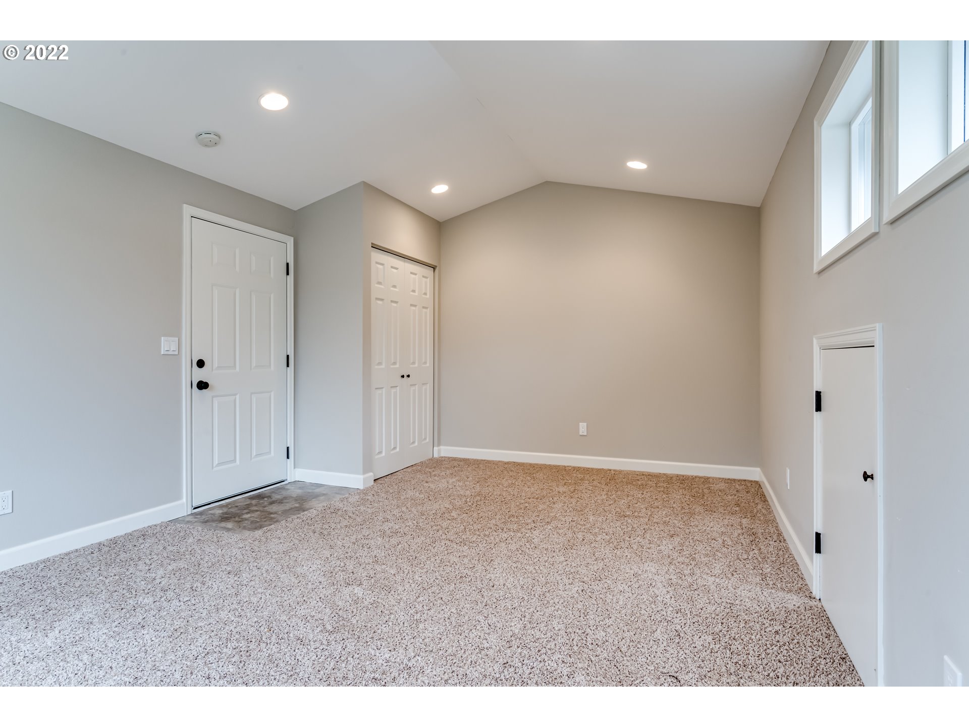 2655 Cresta De Ruta Street Eugene, OR 97403 - Photo 21 of 32 a view of an empty room