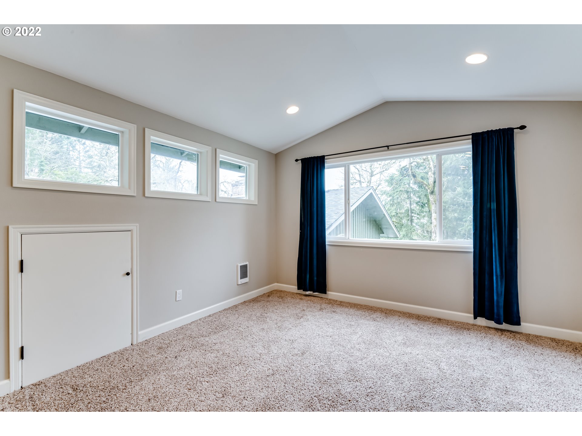 2655 Cresta De Ruta Street Eugene, OR 97403 - Photo 22 of 32 a big room with windows