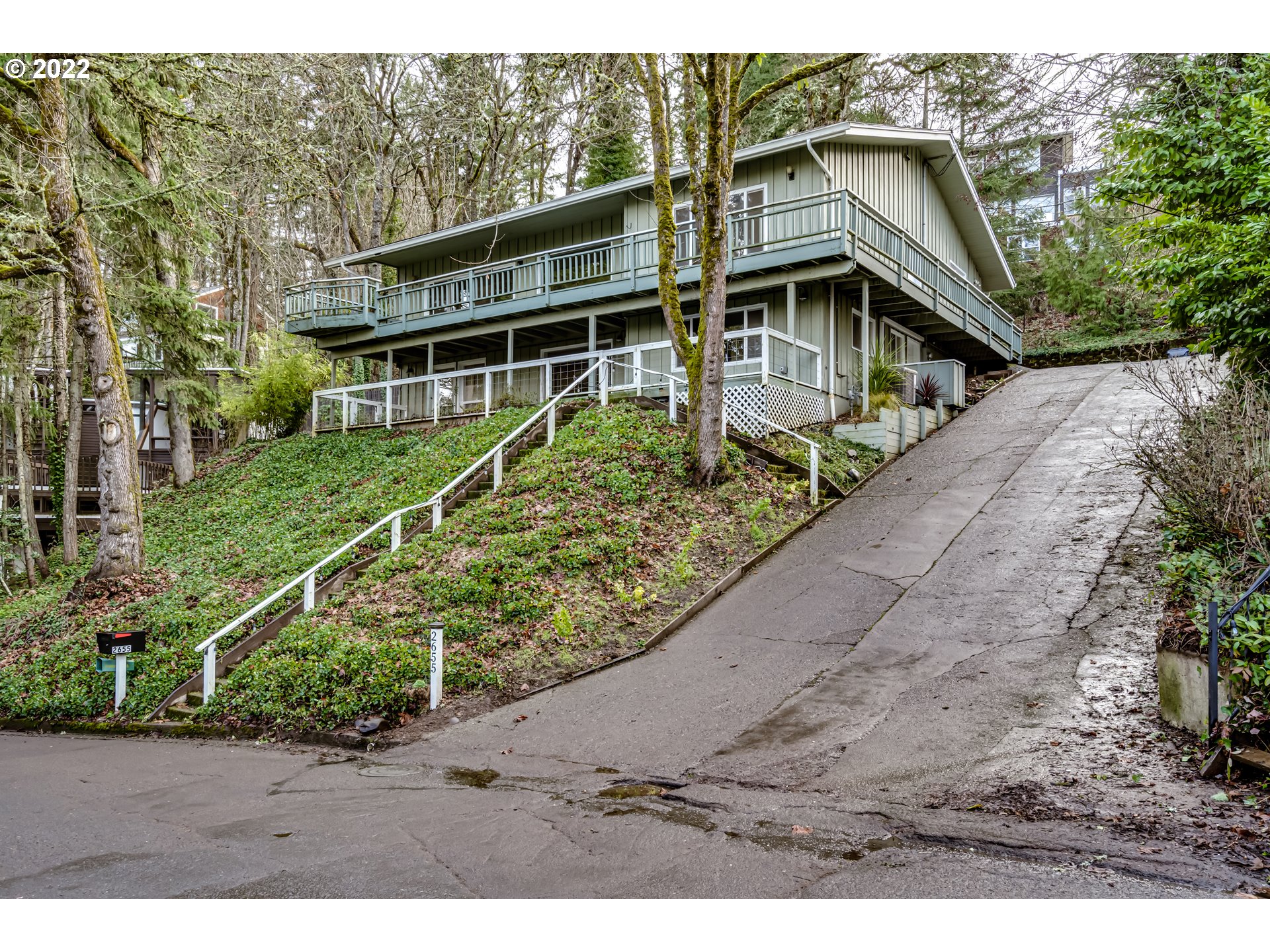 2655 Cresta De Ruta Street Eugene, OR 97403 - Photo 3 of 32 a front view of a house with a yard