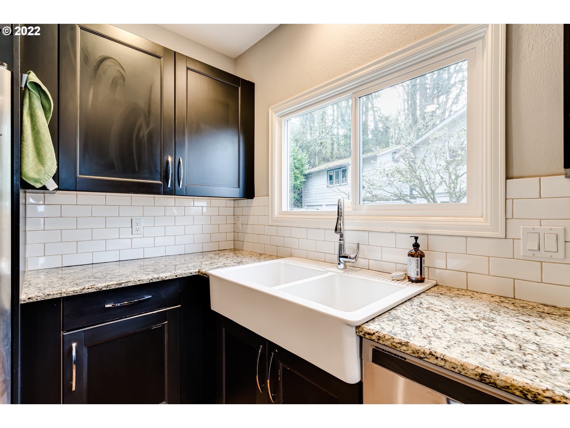 2655 Cresta De Ruta Street Eugene, OR 97403 - Photo 7 of 32 a kitchen with a sink stove and cabinets