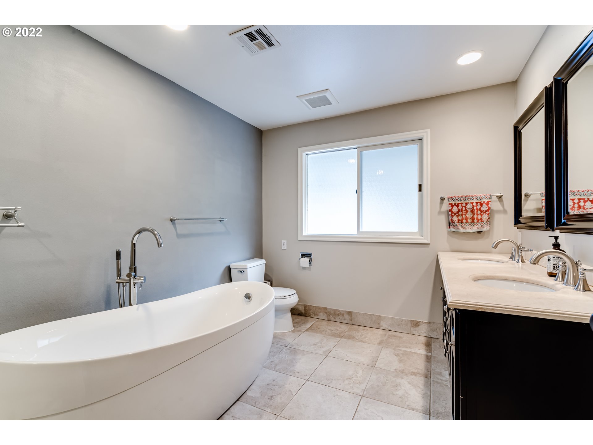 2655 Cresta De Ruta Street Eugene, OR 97403 - Photo 9 of 32 a bathroom with a sink and a mirror