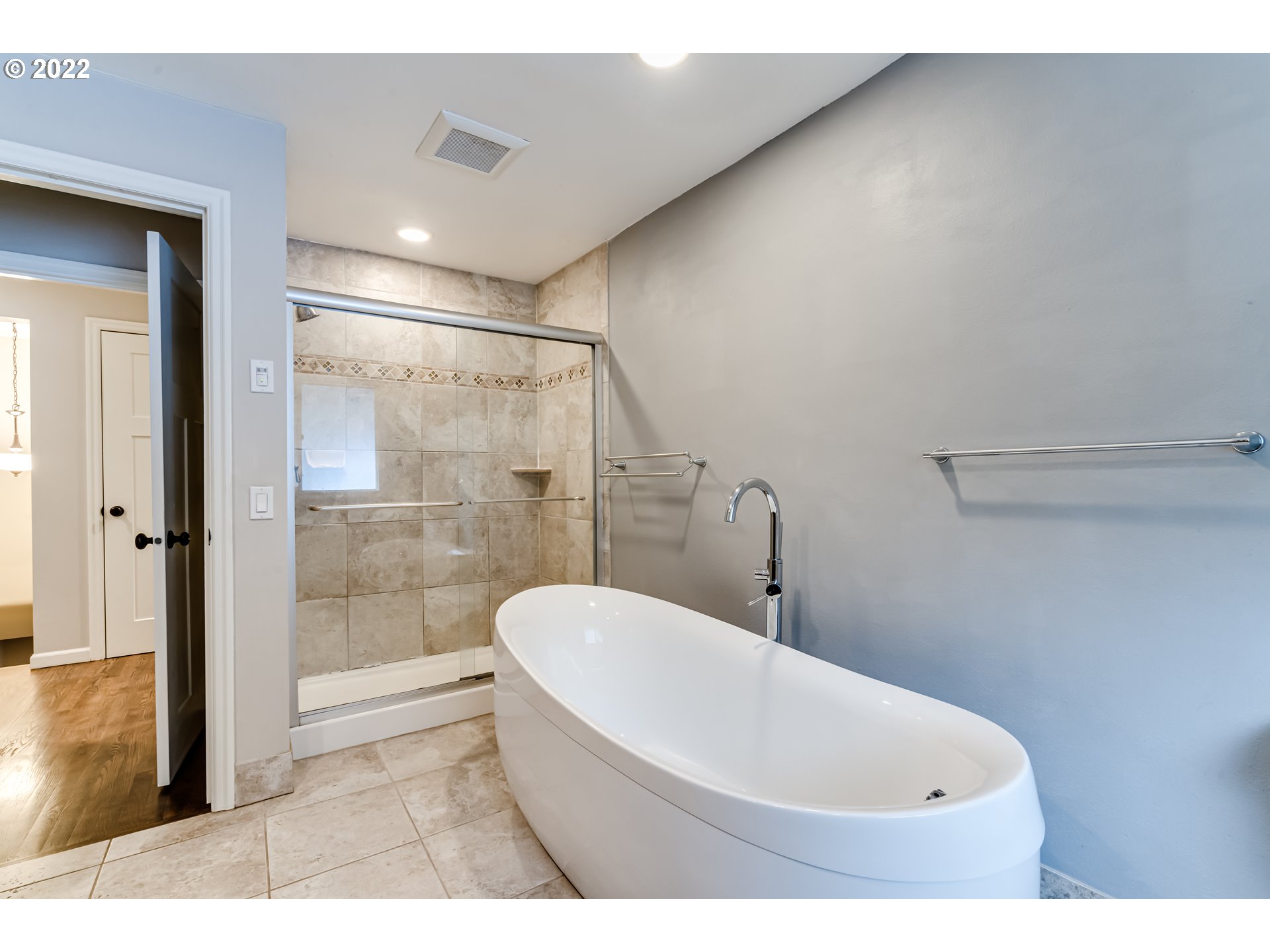 2655 Cresta De Ruta Street Eugene, OR 97403 - Photo 10 of 32 a bathroom with a bathtub and a shower