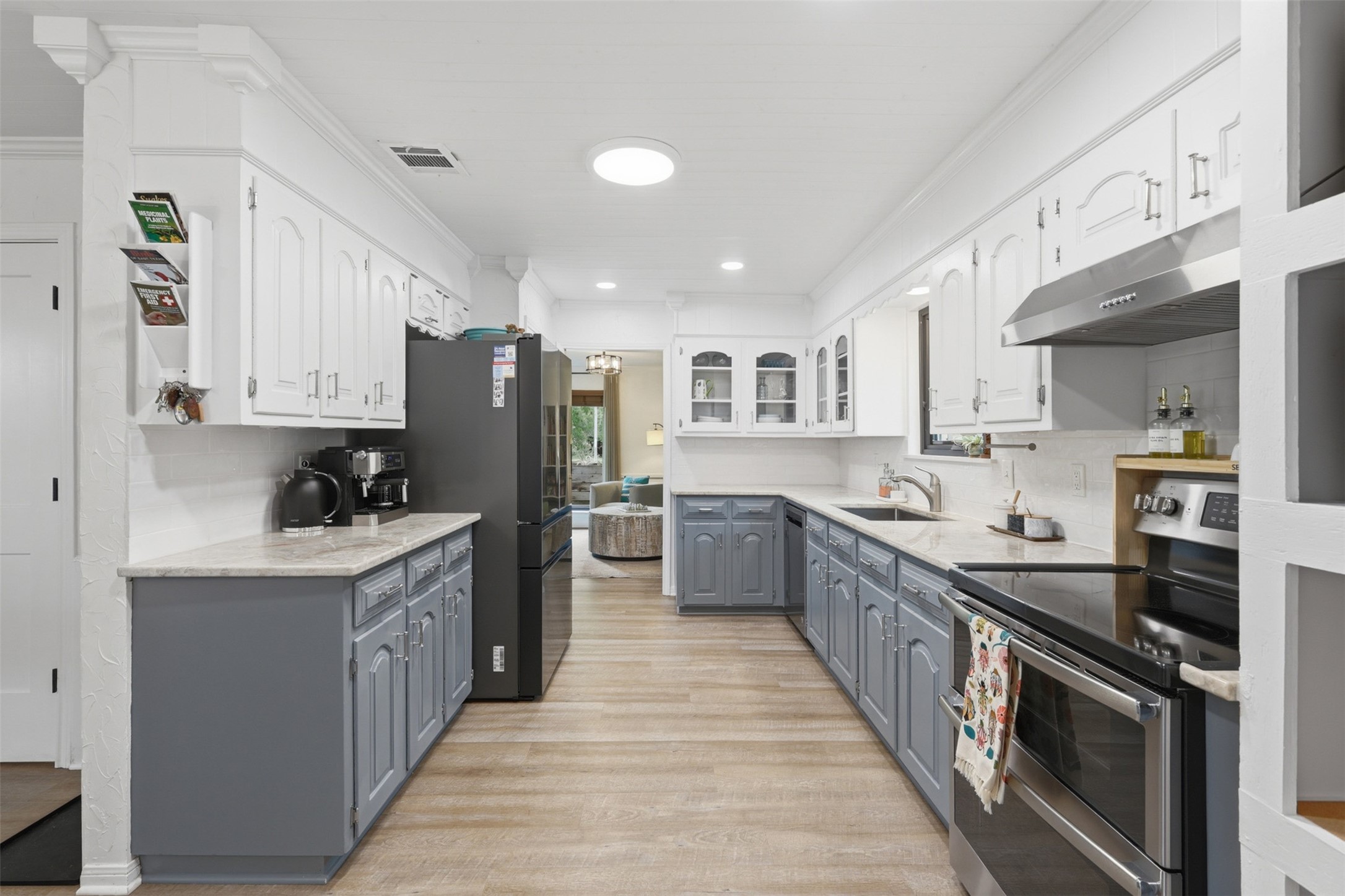 6126 Hickorycrest Drive Spring, TX 77389 - Photo 14 of 50 Bright kitchen with ample counter and cabinet space.