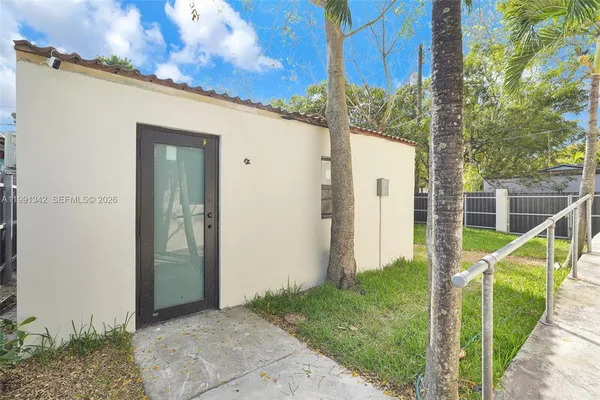 a view of a backyard