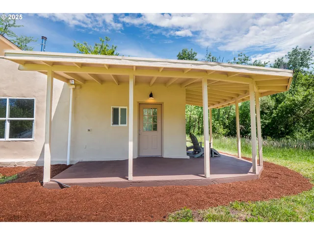 a view of a backyard