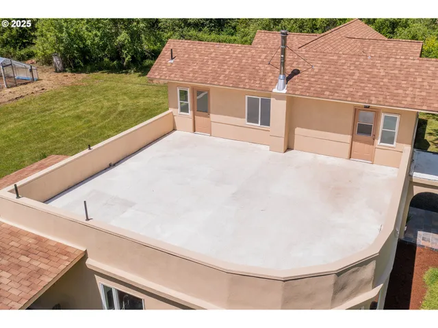 a view of a backyard