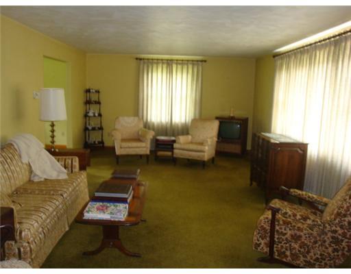 123 Shaffer Road Leechburg, PA 15656 - Photo 5 of 18 Living Room.
