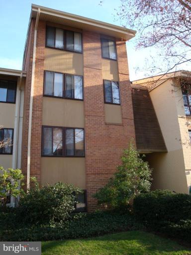1 Hamill Road, Unit 1D Baltimore, MD 21210 - Photo 5 of 19 a front view of a house with garden