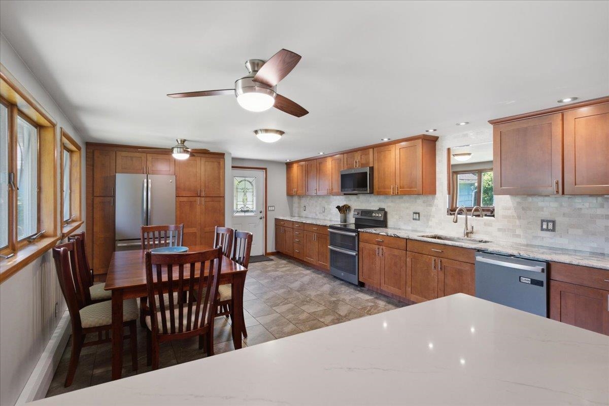 811 Middle Pownal Road Bennington, VT 05201 - Photo 6 of 37