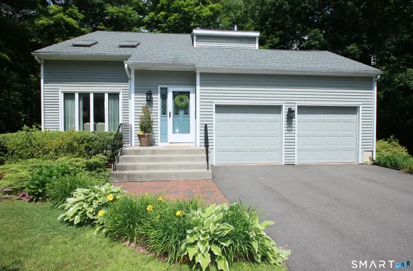 $649,900 | 10 Old Village Lane, Farmington, CT 06085
