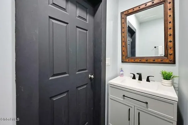 $1,595 | 1368 Central Avenue, Unit 2, Colonie, NY 12205