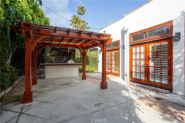a view of backyard with plants and trees